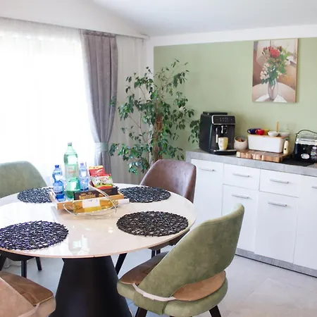 Sunny Oasis Apartament *
